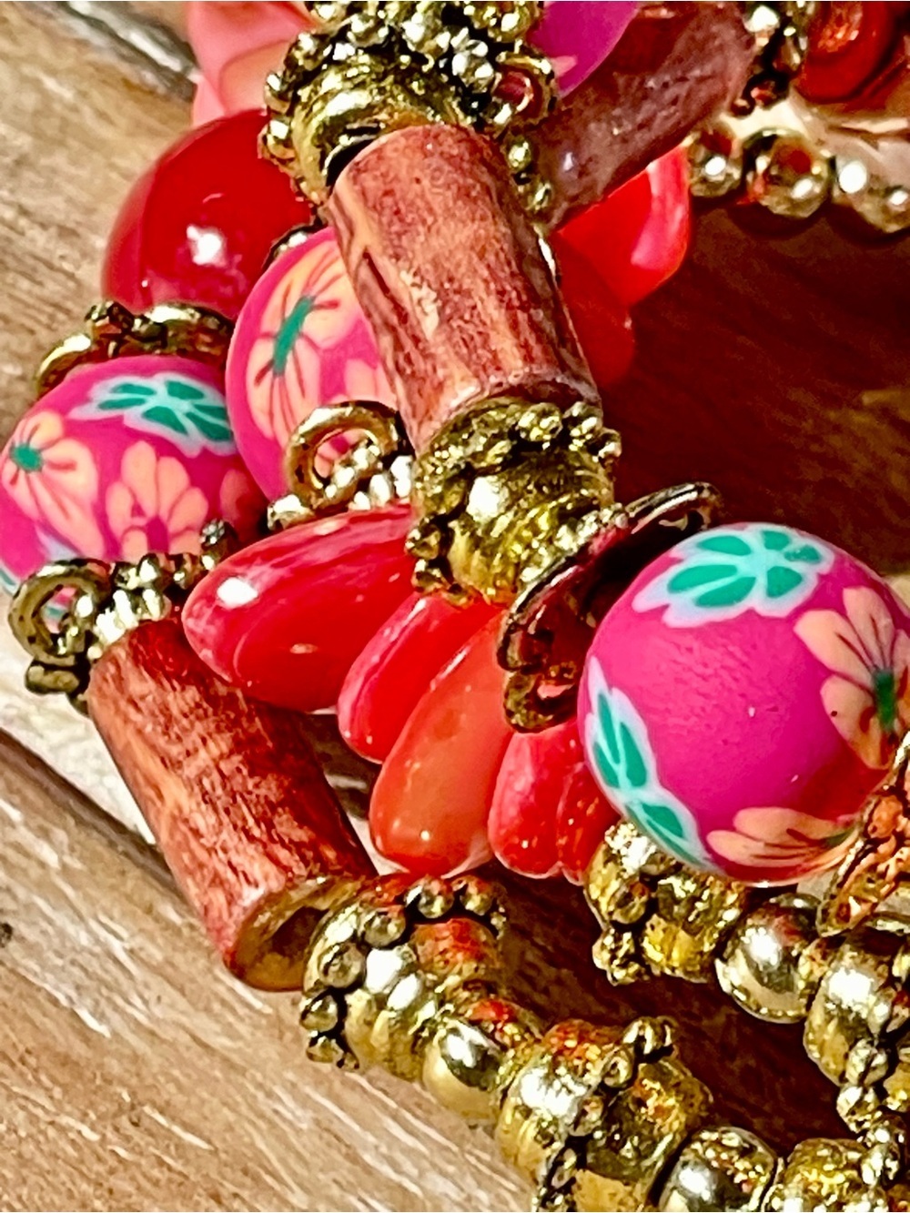 Handmade Gold-Tone Floral Fuscia Pink and Red Beaded Coil Bracelet - Picture 6 of 8